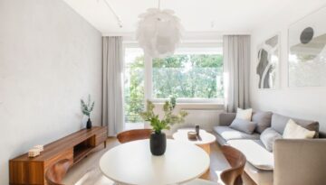 Projekt wnętrz mieszkania w Łodzi. Beton architektoniczny na ścianie telewizyjnej.